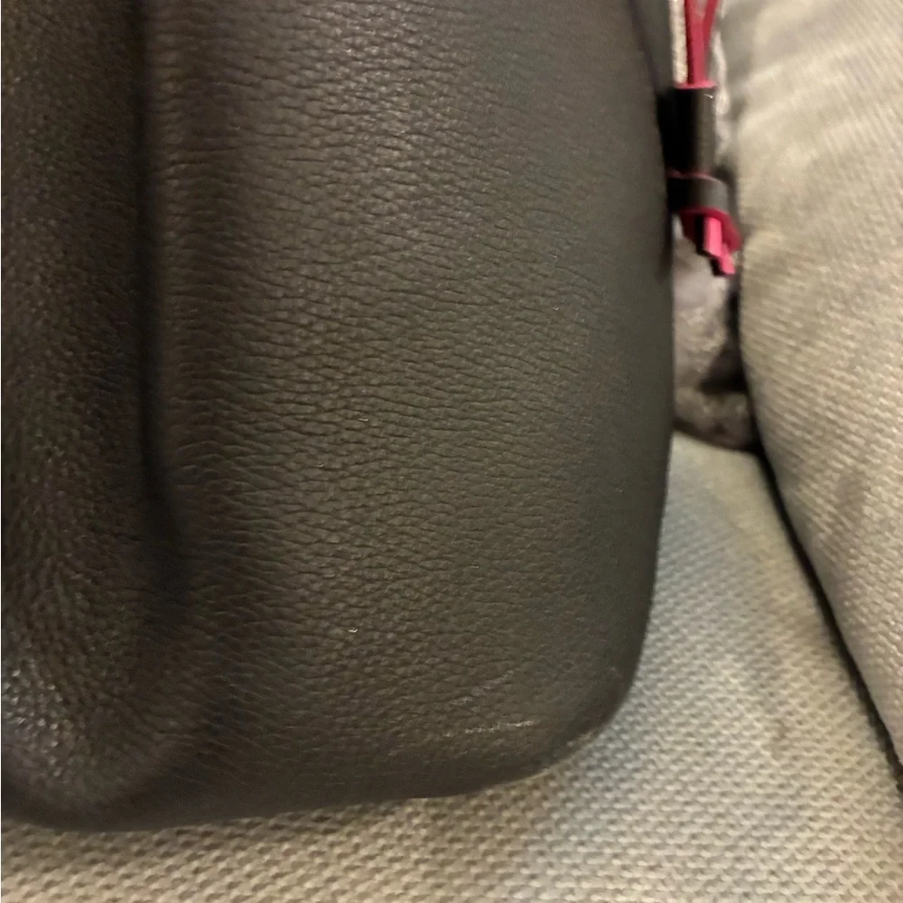 Louis Vuitton Black and Pink Shoulder Bag with Elegant Design - Picture 7 of 15